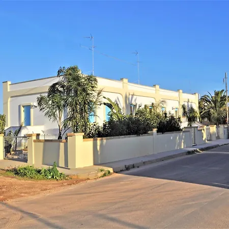 Coastal Comfort In Torre Suda דירה